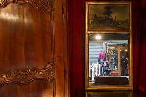 MARCHE AUX PUCES, MARCHE VERNAISON, SAINT-OUEN, SEINE-SAINT-DENIS, FRANCE 