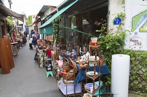 MARCHE AUX PUCES, MARCHE VERNAISON, SAINT-OUEN, SEINE-SAINT-DENIS, FRANCE 