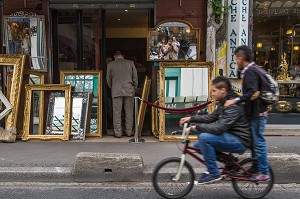 MARCHE AUX PUCES, MARCHE VERNAISON, SAINT-OUEN, SEINE-SAINT-DENIS, FRANCE 