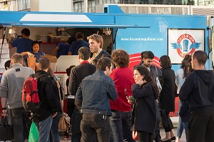 CLIENTS DEVANT LE FOOD TRUCK LE CHIEN QUI FUME, AVENUE DE FRANCE PROCHE GRANDE BIBLIOTHEQUE, 13EME ARRONDISSEMENT, PARIS, FRANCE 