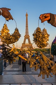 VENDEURS A LA SAUVETTE DE TOURS EIFFEL MINIATURES PRES DE LA TOUR EIFFEL PARIS, FRANCE 