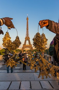 VENDEURS A LA SAUVETTE DE TOURS EIFFEL MINIATURES PRES DE LA TOUR EIFFEL PARIS, FRANCE 