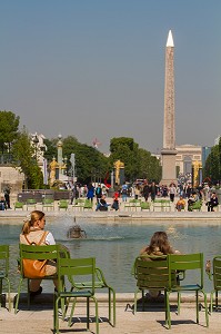 JARDIN DES TUILERIES, VUE SUR L'OBELISQUE SITUEE PLACE DE LA CONCORDE ET SUR L'ARC DE TRIOMPHE EN ARRIERE-PLAN, VISITEURS SE REPOSANT DEVANT LE BASSIN, 1ER ARRONDISSEMENT, PARIS, FRANCE 