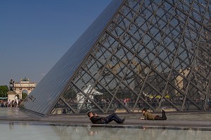 SEANCE PHOTO DEVANT LA PYRAMIDE DU LOUVRE, MUSEE DU LOUVRE, 1ER ARRONDISSEMENT, PARIS, FRANCE 