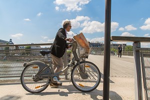 CYCLISTE AVEC UN VELIB, PASSERELLE LEOPOLD SEDAR SENGHOR, PARIS, FRANCE 