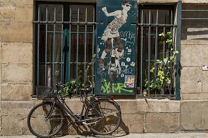 VELO SUR LA PLACE DU MARCHE SAINT CATHERINE, 4 EME ARRONDISSEMENT, PARIS, FRANCE 