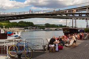 PASSERELLE SIMONE DE BEAUVOIR, BERGE DE LA SEINE, PORT DE LA GARE, 13EME ARRONDISSEMENT, PARIS, FRANCE 