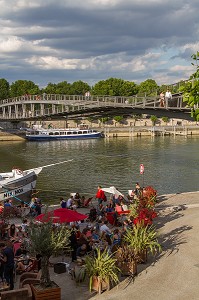 PASSERELLE SIMONE DE BEAUVOIR, BERGE DE LA SEINE, PORT DE LA GARE, 13EME ARRONDISSEMENT, PARIS, FRANCE 