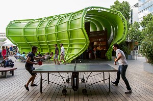 PARTIE DE PING-PONG SUR LA TERRASSE DU WANDERLUST, CITE DE LA MODE ET DU DESIGN, LES DOCKS, 13EME ARRONDISSEMENT, PARIS, FRANCE 