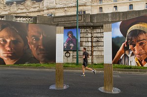 JOGGER PASSANT DANS L’EXPOSITION PHOTO DE REZA, CHANTS DE CAFE, BERGES DE SEINE, PARIS, FRANCE 