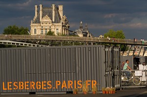 CONTAINER ET PASSERELLE LEOPOLD SEDAR SENGHOR, MUSEE DU LOUVRE, BERGES DE SEINE, PARIS, FRANCE 