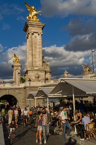 TERRASSE DE CAFE AU PIED DU PONT ALEXANDRE III , BERGES DE SEINE, AMENAGEMENT URBAIN, RIVE DROITE ET RIVE GAUCHE POUR CREER DES ESPACES D’ACTIVITES ET DE LOISIRS, 7 EME ARRONDISSEMENT, PARIS, FRANCE 