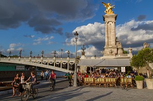 TERRASSE DE CAFE AU PIED DU PONT ALEXANDRE III, BERGES DE SEINE, AMENAGEMENT URBAIN SUR LA RIVE DROITE ET RIVE GAUCHE POUR CREER DES ESPACES D’ACTIVITES ET DE LOISIRS, 7 EME ARRONDISSEMENT, PARIS, FRANCE 