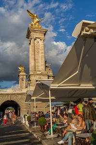 TERRASSE DE CAFE AU PIED DU PONT ALEXANDRE III, BERGES DE SEINE, AMENAGEMENT URBAIN SUR LA RIVE DROITE ET RIVE GAUCHE POUR CREER DES ESPACES D’ACTIVITES ET DE LOISIRS, 7 EME ARRONDISSEMENT, PARIS, FRANCE 
