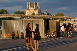 JEUNES FEMMES HYPE EN DISCUSSION, PASSERELLE LEOPOLD SEDAR SENGHOR, MUSEE DU LOUVRE, BERGES DE SEINE, AMENAGEMENT URBAIN SUR LA RIVE DROITE ET RIVE GAUCHE POUR CREER DES ESPACES D’ACTIVITES ET DE LOISIRS 7 EME ARRONDISSEMENT, PARIS, FRANCE 