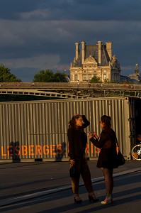 JEUNES FEMMES HYPE EN DISCUSSION, PASSERELLE LEOPOLD SEDAR SENGHOR, MUSEE DU LOUVRE, BERGES DE SEINE, AMENAGEMENT URBAIN SUR LA RIVE DROITE ET RIVE GAUCHE POUR CREER DES ESPACES D’ACTIVITES ET DE LOISIRS, 7 EME ARRONDISSEMENT, PARIS, FRANCE 