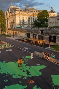 MAPPEMONDE SUR LES BERGES DE SEINE, AMENAGEMENT URBAIN SUR LA RIVE DROITE ET RIVE GAUCHE POUR CREER DES ESPACES D’ACTIVITES ET DE LOISIRS, MUSEE D’ORSAY, 7 EME ARRONDISSEMENT, PARIS, FRANCE 