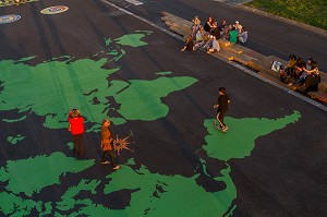 MAPPEMONDE SUR LES BERGES DE SEINE, AMENAGEMENT URBAIN SUR LA RIVE DROITE ET RIVE GAUCHE POUR CREER DES ESPACES D’ACTIVITES ET DE LOISIRS, 7 EME ARRONDISSEMENT, PARIS, FRANCE 