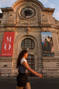 PASSANTE DEVANT LE MUSEE D’ORSAY, 7 EME ARRONDISSEMENT, PARIS, FRANCE 