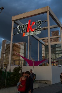 CINEMA MK2 BIBLIOTHEQUE ET LA GRANDE BIBLIOTHEQUE EN ARRIERE-PLAN, 13 EME ARRONDISSEMENT, PARIS, FRANCE 