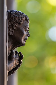 PLAQUE EN BRONZE DE L'ARTISTE DEVILLIERS, PLACE EDITH PIAF, DEDICACE DE JEAN COCTEAU, PORTE DE BAGNOLET, 20 EME ARRONDISSEMENT, PARIS (75), FRANCE 