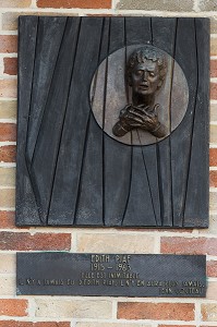 PLAQUE EN BRONZE DE L'ARTISTE DEVILLIERS, PLACE EDITH PIAF, DEDICACE DE JEAN COCTEAU, PORTE DE BAGNOLET, 20 EME ARRONDISSEMENT, PARIS (75), FRANCE 