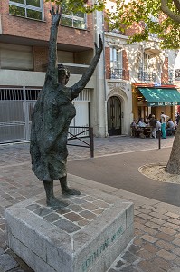 STATUE D'EDITH PIAF REALISEE PAR L'ARTISTE LISBETH DELISLE SITUEE PLACE EDITH PIAF, INAUGUREE LORS DE LA COMMEMORATION DU 40EME ANNIVERSAIRE DE LA MORT D'EDITH PIAF, PORTE DE BAGNOLET, 20 EME ARRONDISSEMENT, PARIS (75), FRANCE 