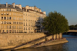 LE QUAI D'ORLEANS EST UNE VOIE QUI LONGE LA SEINE SUR L'ILE SAINT-LOUIS ET UN LIEU DE PROMENADE ET DE DETENTE POUR LES PARISIENS, 4EME ARRONDISSEMENT, PARIS (75), FRANCE 