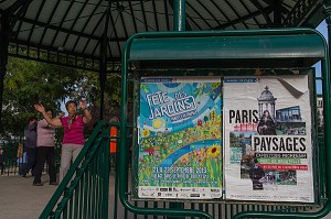 SEANCE DE TAI CHI, SQUARE DU TEMPLE, 3EME ARRONDISSEMENT, PARIS (75), ILE-DE-FRANCE, FRANCE 