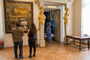 MUSEE CARNAVALET, HOTEL LE PELETIER DE SAINT FARGEAU, VISITEUR DEVANT LE TABLEAU, LE DOME CENTRAL DE LA GALERIE DES MACHINES A L'EXPOSITION UNIVERSELLE DE 1889 PAR LOUIS BEROUD (1890), 3EME ARRONDISSEMENT, PARIS (75), ILE-DE-FRANCE, FRANCE 