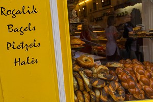 PAINS TRESSES, SPECIALITE YIDDISH, CUISINE JUIVE, 4EME ARRONDISSEMENT, PARIS (75), ILE-DE-FRANCE, FRANCE 