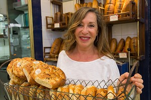 FLORENCE KAHN, BOUTIQUE FLORENCE KAHN, PAIN AUX OIGNONS, SPECIALITE YIDDISH, CUISINE JUIVE, 4EME ARRONDISSEMENT, PARIS (75), ILE-DE-FRANCE, FRANCE 