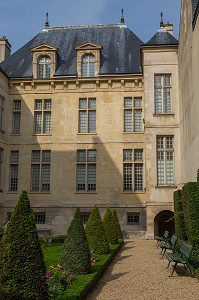 JARDIN DU MUSEE COGNACQ JAY, HOTEL DE DONON, 3EME ARRONDISSEMENT, PARIS (75), ILE-DE-FRANCE, FRANCE 