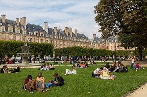 LA PLACE DES VOSGES EST SITUEE DANS LE QUARTIER DU MARAIS ENTRE LE 3EME ET LE 4EME ARRONDISSEMENT, ELLE EST LA PLUS ANCIENNE PLACE DE PARIS, PARIS (75), ILE-DE-FRANCE, FRANCE 