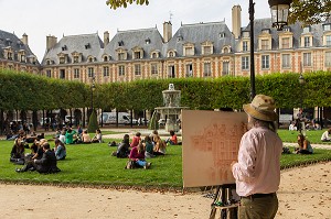 LA PLACE DES VOSGES EST SITUEE DANS LE QUARTIER DU MARAIS ENTRE LE 3EME ET LE 4EME ARRONDISSEMENT, ELLE EST LA PLUS ANCIENNE PLACE DE PARIS, PARIS (75), ILE-DE-FRANCE, FRANCE 