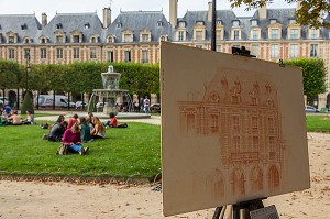 LA PLACE DES VOSGES EST SITUEE DANS LE QUARTIER DU MARAIS ENTRE LE 3EME ET LE 4EME ARRONDISSEMENT, ELLE EST LA PLUS ANCIENNE PLACE DE PARIS, PARIS (75), ILE-DE-FRANCE, FRANCE 