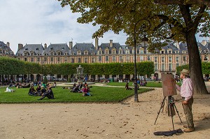 LA PLACE DES VOSGES EST SITUEE DANS LE QUARTIER DU MARAIS ENTRE LE 3EME ET LE 4EME ARRONDISSEMENT, ELLE EST LA PLUS ANCIENNE PLACE DE PARIS, PARIS (75), ILE-DE-FRANCE, FRANCE 