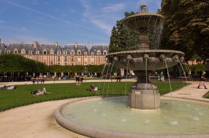 LA PLACE DES VOSGES EST SITUEE DANS LE QUARTIER DU MARAIS ENTRE LE 3EME ET LE 4EME ARRONDISSEMENT, ELLE EST LA PLUS ANCIENNE PLACE DE PARIS, LES FONTAINES SONT ALIMENTEES PAR L'OURCQ, PARIS (75), ILE-DE-FRANCE, FRANCE 