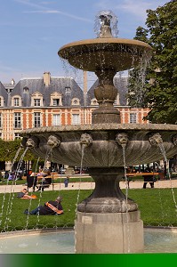 LA PLACE DES VOSGES EST SITUEE DANS LE QUARTIER DU MARAIS ENTRE LE 3EME ET LE 4EME ARRONDISSEMENT, ELLE EST LA PLUS ANCIENNE PLACE DE PARIS, LES FONTAINES SONT ALIMENTEES PAR L'OURCQ, PARIS (75), ILE-DE-FRANCE, FRANCE 