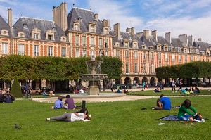 LA PLACE DES VOSGES EST SITUEE DANS LE QUARTIER DU MARAIS ENTRE LE 3EME ET LE 4EME ARRONDISSEMENT, ELLE EST LA PLUS ANCIENNE PLACE DE PARIS, PARIS (75), ILE-DE-FRANCE, FRANCE 
