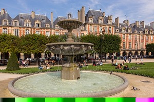 LA PLACE DES VOSGES EST SITUEE DANS LE QUARTIER DU MARAIS ENTRE LE 3EME ET LE 4EME ARRONDISSEMENT, ELLE EST LA PLUS ANCIENNE PLACE DE PARIS, LES FONTAINES SONT  ALIMENTEES PAR L'OURCQ, PARIS (75), ILE-DE-FRANCE, FRANCE 