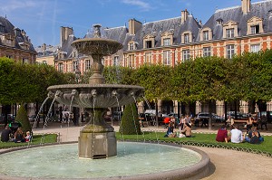 LA PLACE DES VOSGES EST SITUEE DANS LE QUARTIER DU MARAIS ENTRE LE 3EME ET LE 4EME ARRONDISSEMENT, ELLE EST LA PLUS ANCIENNE PLACE DE PARIS, LES FONTAINES SONT  ALIMENTEES PAR L'OURCQ, PARIS (75), ILE-DE-FRANCE, FRANCE 