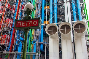 LE CENTRE GEORGES POMPIDOU (CNAC), APPELE AUSSI CENTRE BEAUBOURG OU CENTRE POMPIDOU, PROPOSE DES COLLECTIONS D'ART MODERNE, DE DESIGN, DE PHOTOGRAPHIE, D'ARTS GRAPHIQUES, 4EME ARRONDISSEMENT, PARIS (75), ILE-DE-FRANCE, FRANCE 