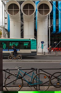 LE CENTRE GEORGES POMPIDOU (CNAC), APPELE AUSSI CENTRE BEAUBOURG OU CENTRE POMPIDOU, PROPOSE DES COLLECTIONS D'ART MODERNE, DE DESIGN, DE PHOTOGRAPHIE, D'ARTS GRAPHIQUES, 4EME ARRONDISSEMENT, PARIS (75), ILE-DE-FRANCE, FRANCE 