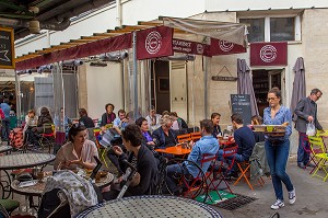 TERRASSE DE CAFE AU MARCHE COUVERT DES ENFANTS ROUGES, LE PLUS VIEUX MARCHE COUVERT DE PARIS, 3EME ARRONDISSEMENT, PARIS (75), ILE-DE-FRANCE, FRANCE 