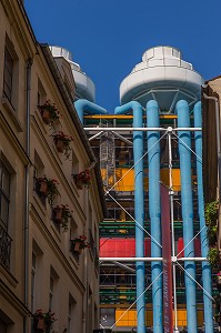 LE CENTRE GEORGES POMPIDOU (CNAC), APPELE AUSSI CENTRE BEAUBOURG OU CENTRE POMPIDOU, PROPOSE DES COLLECTIONS D'ART MODERNE, DE DESIGN, DE PHOTOGRAPHIE, D'ARTS GRAPHIQUES, 4EME ARRONDISSEMENT, PARIS (75), ILE-DE-FRANCE, FRANCE 