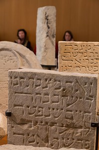 STELES FUNERAIRES, MUSEE D'ART ET D'HISTOIRE DU JUDAISME INSTALLE DANS L'HOTEL DE SAINT-AIGNAN, 3EME ARRONDISSEMENT, PARIS (75), ILE-DE-FRANCE, FRANCE 