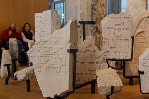STELES FUNERAIRES, MUSEE D'ART ET D'HISTOIRE DU JUDAISME INSTALLE DANS L'HOTEL DE SAINT-AIGNAN, 3EME ARRONDISSEMENT, PARIS (75), ILE-DE-FRANCE, FRANCE 