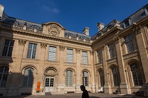 COUR DE L'HOTEL SAINT AIGNAN, HOTEL PARTICULIER DU XVIIEME SIECLE, MUSEE D'ART ET D'HISTOIRE DU JUDAISME, 3EME ARRONDISSEMENT, PARIS (75), ILE-DE-FRANCE, FRANCE 