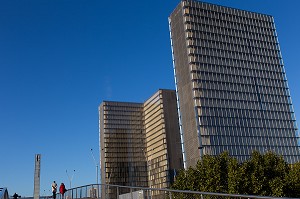 PASSERELLE SIMONE DE BEAUVOIR ET BIBLIOTHEQUE FRANCOIS MITTERRAND, GRANDE BIBLIOTHEQUE, BIBLIOTHEQUE NATIONALE DE FRANCE, TGB, 13EME ARRONDISSEMENT, PARIS, FRANCE 